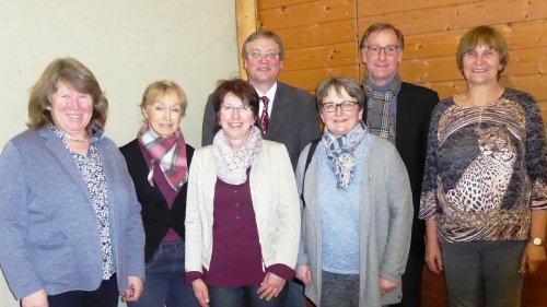 Kreisvorsitzende Doris Kurz, Mechthilde Stadelmaier, Anita Kißling, Ursula Horlacher und Annemarie Werner (1.R.v.l.) waren die Organisatorinnen einer Veranstaltung mit Bauernpfarrer Uwe Bauer und Dr. Clemens Dirscherl