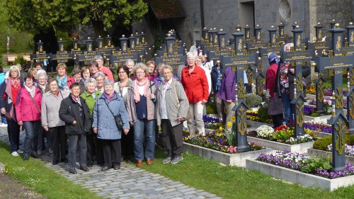 Eschacher Landfrauen auf dem Friedhof in Segringen