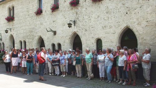 Gerne versammelten sich die Eschacher Landfrauen mit ihrer Gästeführerin im Schatten beim Schloss Lichtenstein