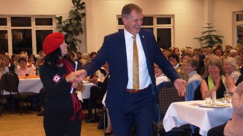 Charmant wurde der Gmünder OB zu seinem Grußwort auf die Bühne begleitet