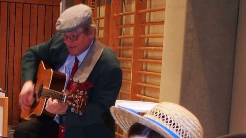 gesungener Versuch der Verständigung von Pfarrer Uwe Bauer und Vikarin Lisa Fels