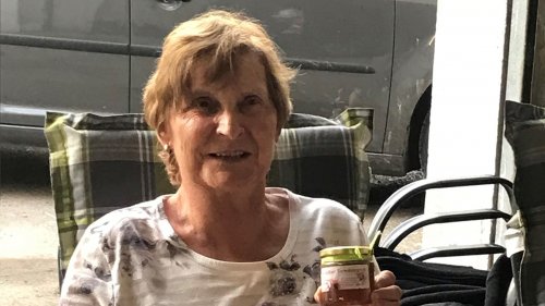 Die Vorsitzende der Eschacher LandFrauen Annemarie Werner bereitete mit einem Team und Unterstützung des Imkervereins Frickenhofer Höhe Honiggläser vor als Überraschung für die 140 Mitglieder des Vereins